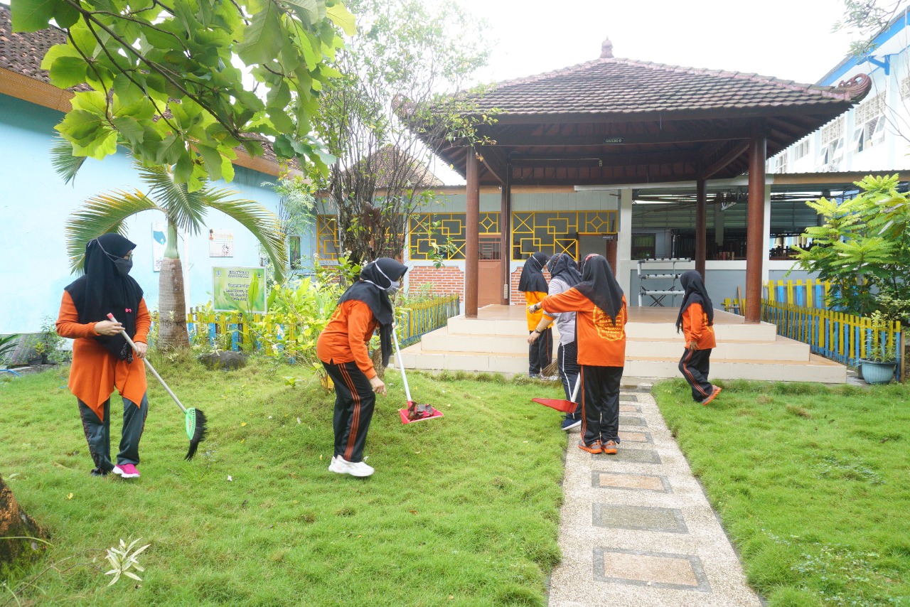 Lingkungan Sekolah Sehat Untuk Generasi Cerdas Lingkungan Sekolah Sehat Untuk Generasi Cerdas